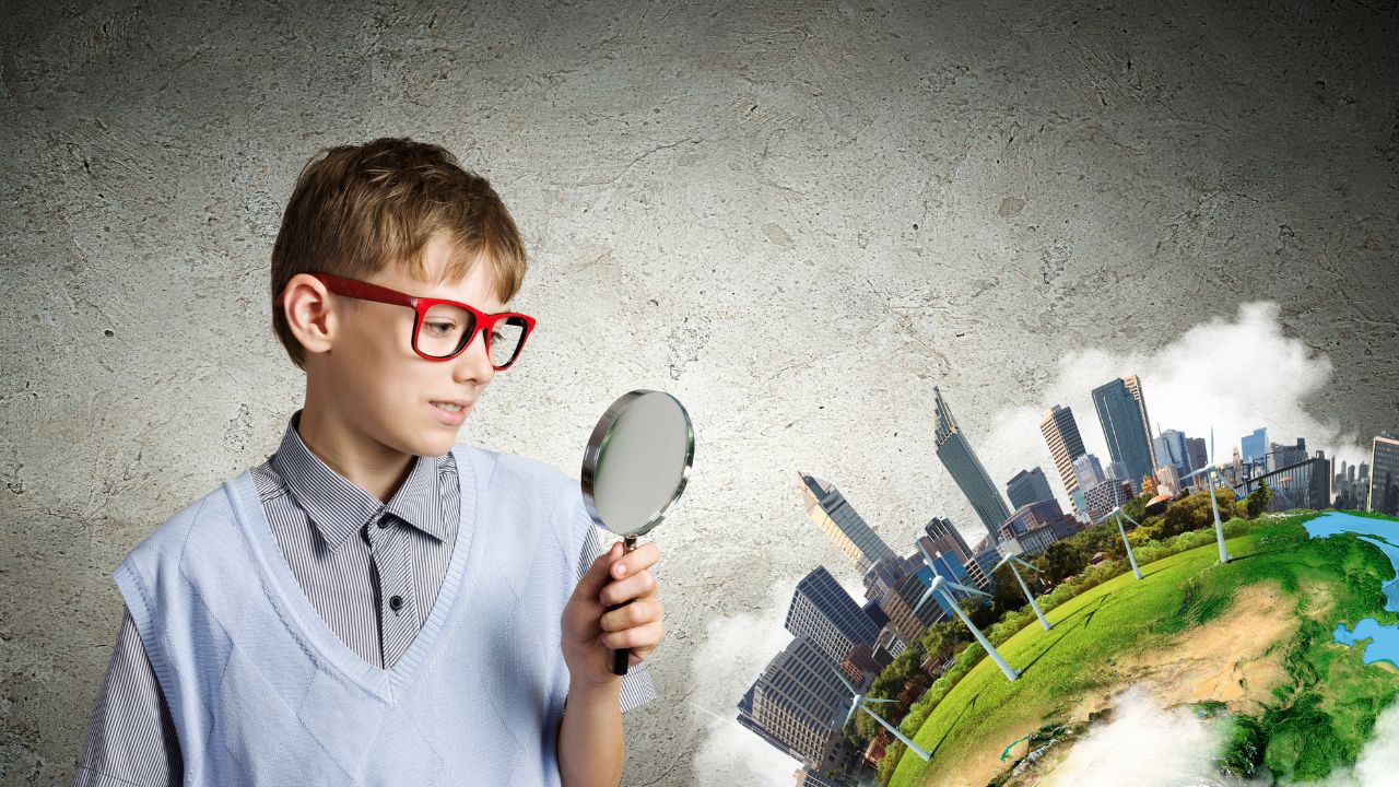 Kind betrachtet die Welt durch einen Spiegel