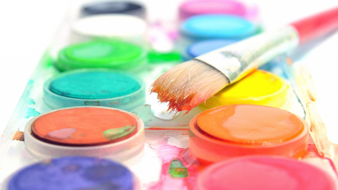 Pinsel auf Malkasten