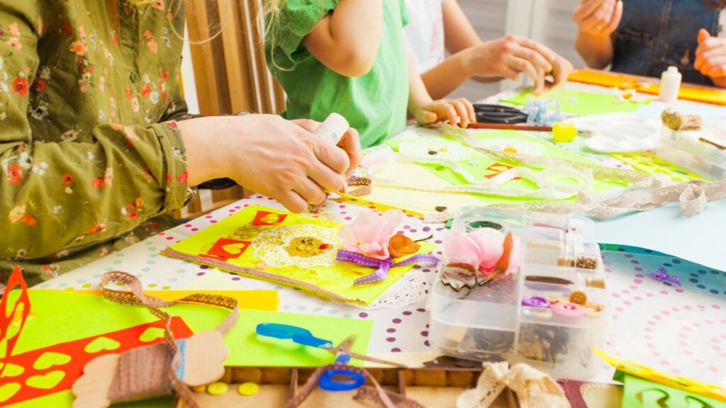 Farbenfrohe Einladungen werden gebastelt