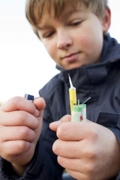 Junge zündet Silvesterkracher an